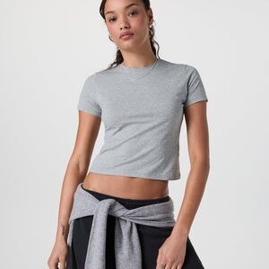 Vuori Feather Baby Tee Women’s size Small Light Heather Gray